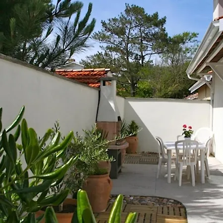 With Pool & Nice Terraces Close To The Beach Casa vacanze Hourtin
