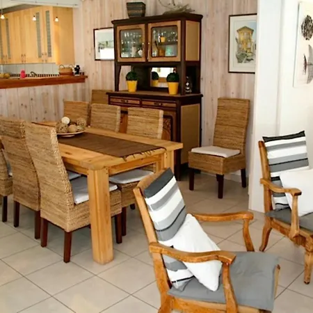 With Pool & Nice Terraces Close To The Beach Casa vacanze