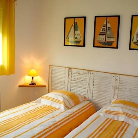 With Pool & Nice Terraces Close To The Beach Casa vacanze Hourtin