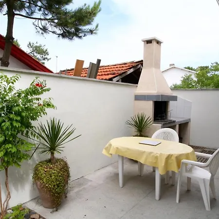 With Pool & Nice Terraces Close To The Beach Casa vacanze Hourtin
